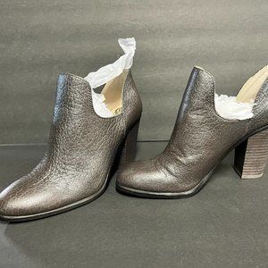 Vince Camuto Snakeskin pattern Booties, size 7